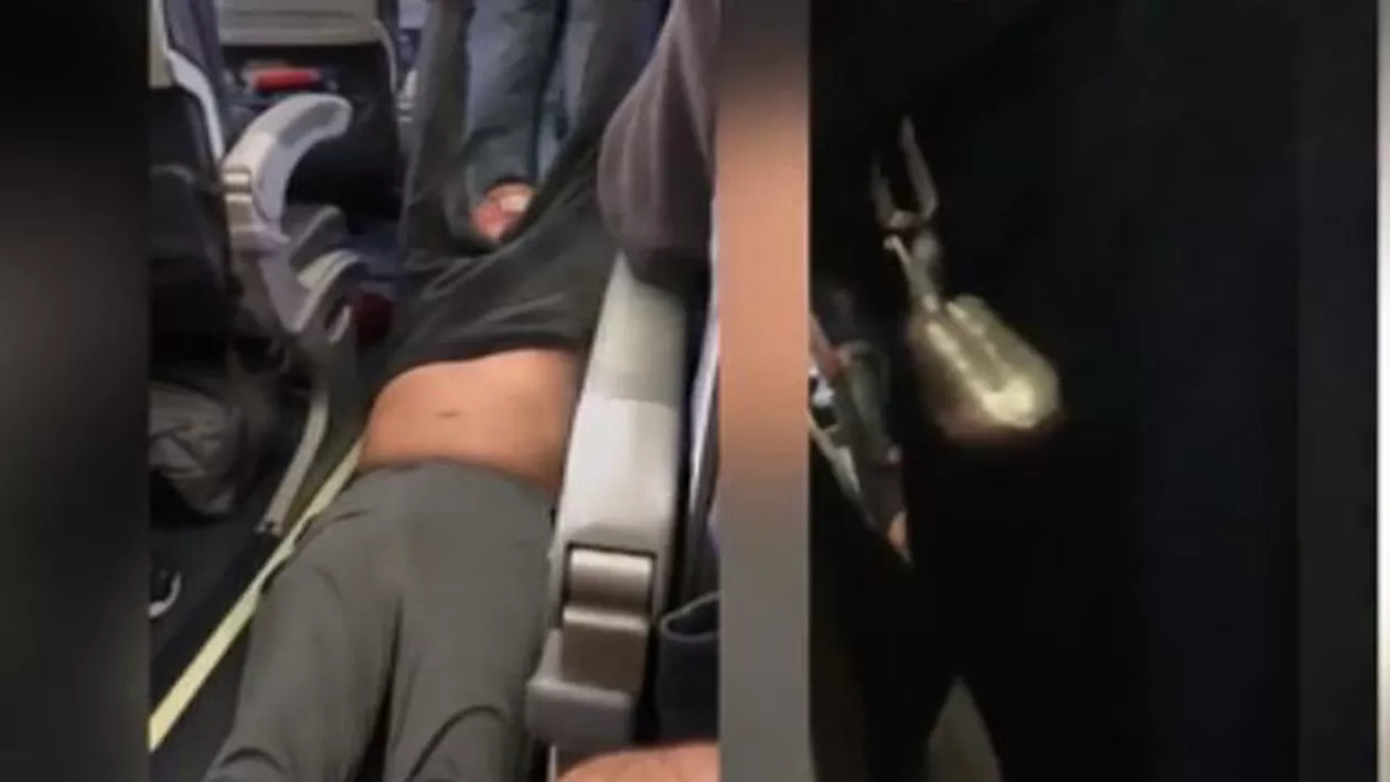 IMAGINI ŞOCANTE de la bordul unui avion american: Un bărbat a fost târât afară de angajații companiei din cauza numărului prea mare de rezervări (VIDEO)
