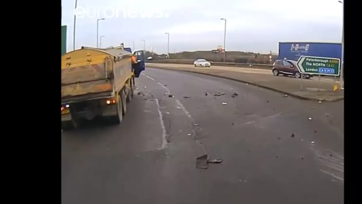 Scene terifiante! La un pas de un accident rutier mortal. O femeie în stare de ebrietate și copilul ei au zburat cu mașina peste sensul giratoriu (VIDEO)