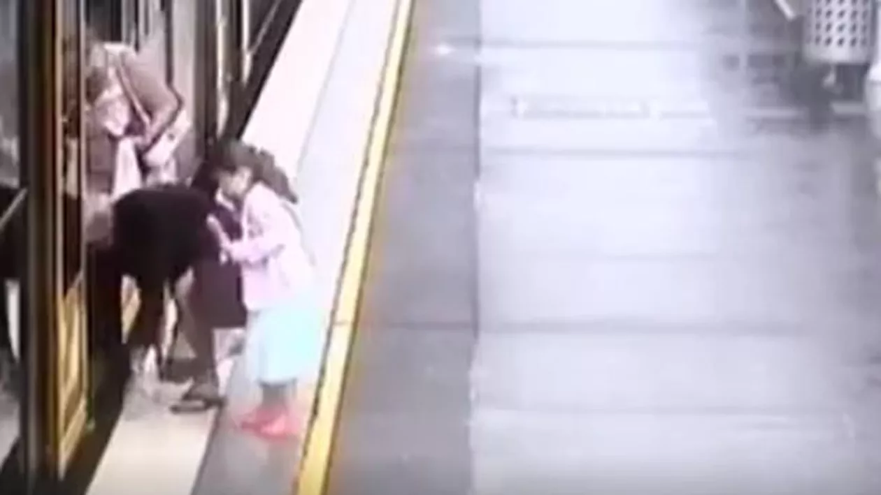 Imagini DRAMATICE! Un copil a fost scăpat sub tren, într-un moment de neatenție al bunicilor (VIDEO)