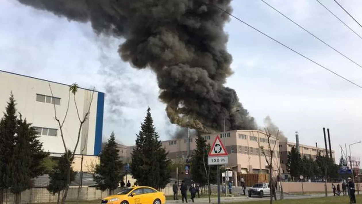 EXPLOZIE PUTERNICĂ la o fabrică din Turcia: Autoritățile locale anunță că 29 de persoane au fost spitalizate după ce au inhalat fum toxic (FOTO)