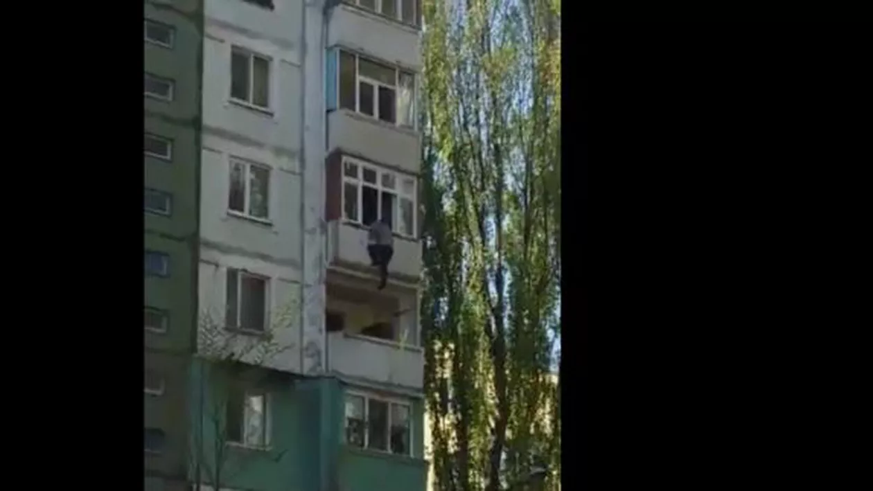 Gest DISPERAT al unui FUNCȚIONAR public! Voia să se arunce de la etaj și să amenințe ofițerii ANTICORUPȚIE cu PISTOLUL (VIDEO)