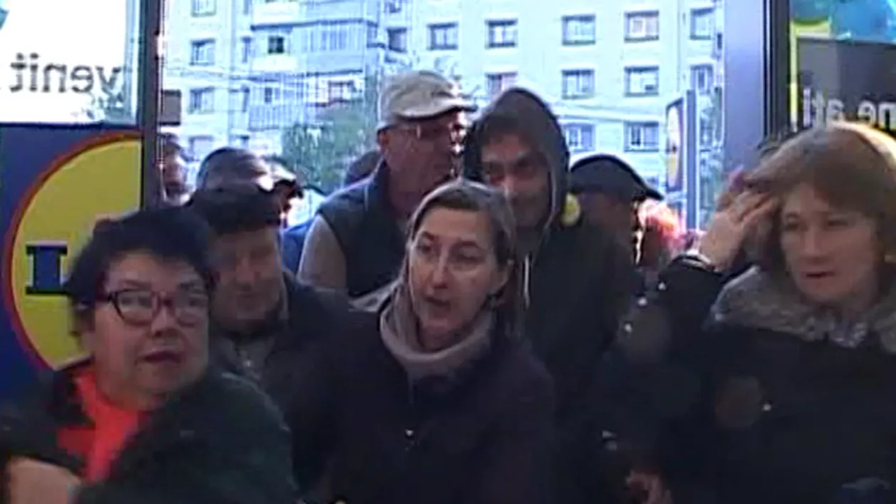 Aglomerație de sărbători! Peste o sută de oameni s-au călcat în picioare pentru promoții la deschiderea unui magazin (VIDEO)