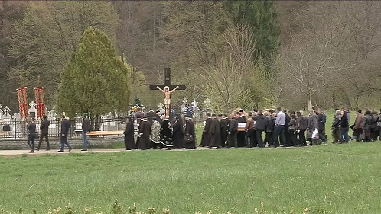 Părintele Modest a fost îngropat la Mănăstirea Sâmbăta de Sus. Sute de credincioși l-au condus pe ultimul drum (VIDEO)