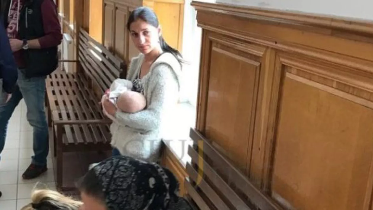 Scene dramatice la Judecătoria din Cluj-Napoca. O tânără și-a alăptat copilul pe holul instituției. Apoi a urmat un mare scandal și a fost arestată (VIDEO)