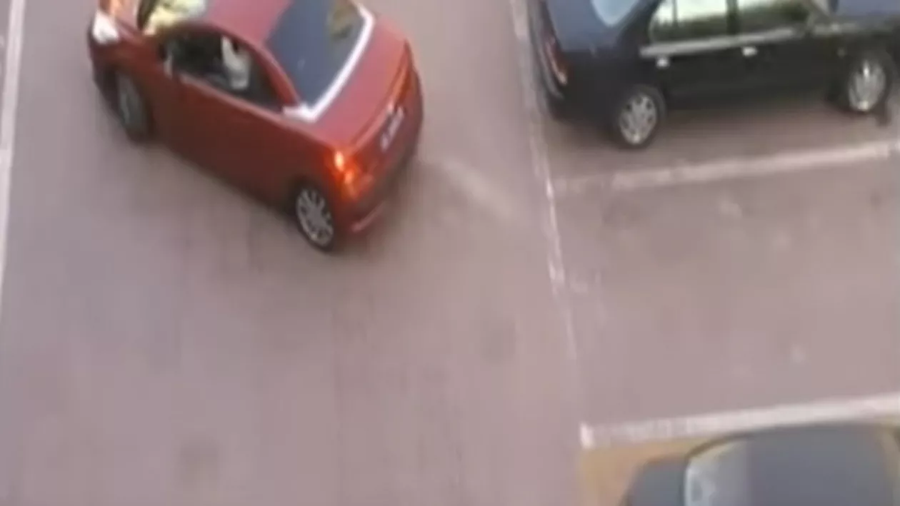 De necrezut! Reacția neașteptată a unei șoferițe atunci când îi este ocupat locul de parcare (VIDEO)