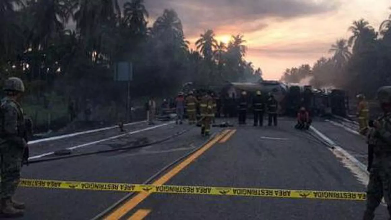 Coliziune în Mexic între un camion cisternă și un autocar cu turiști: Cel puțin 24 morți  (FOTO)