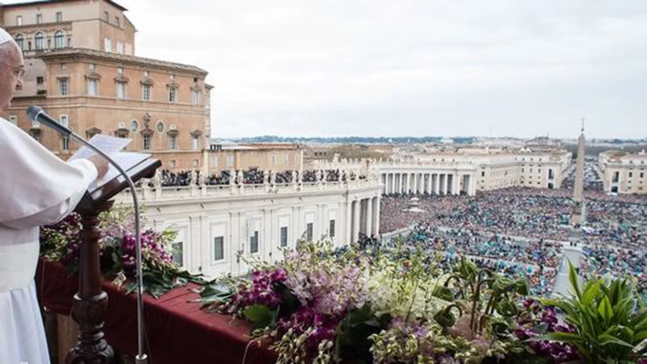 Credincioșii creștini de toate riturile sărbătoresc Paștele: Papa Francisc transmite tradiționalul mesaj de Paște ''Urbi et Orbi'' (VIDEO)