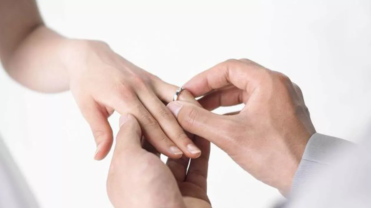 Telenovelă în Gorj: Un proxenet aflat în puşcărie s-a căsătorit cu fata unui poliţist! 