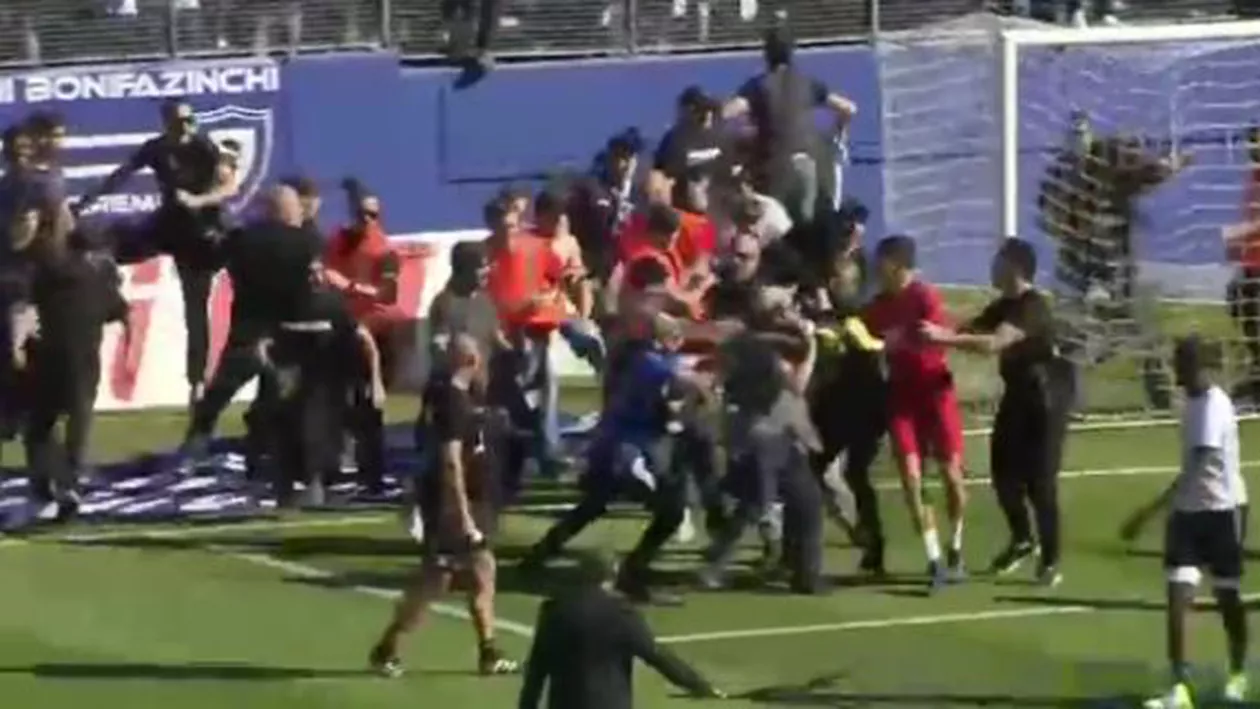 Meci amânat din cauza violențelor. Jucătorii lui Lyon au fost luați la bătaie de fanii celor de la Bastia (VIDEO)