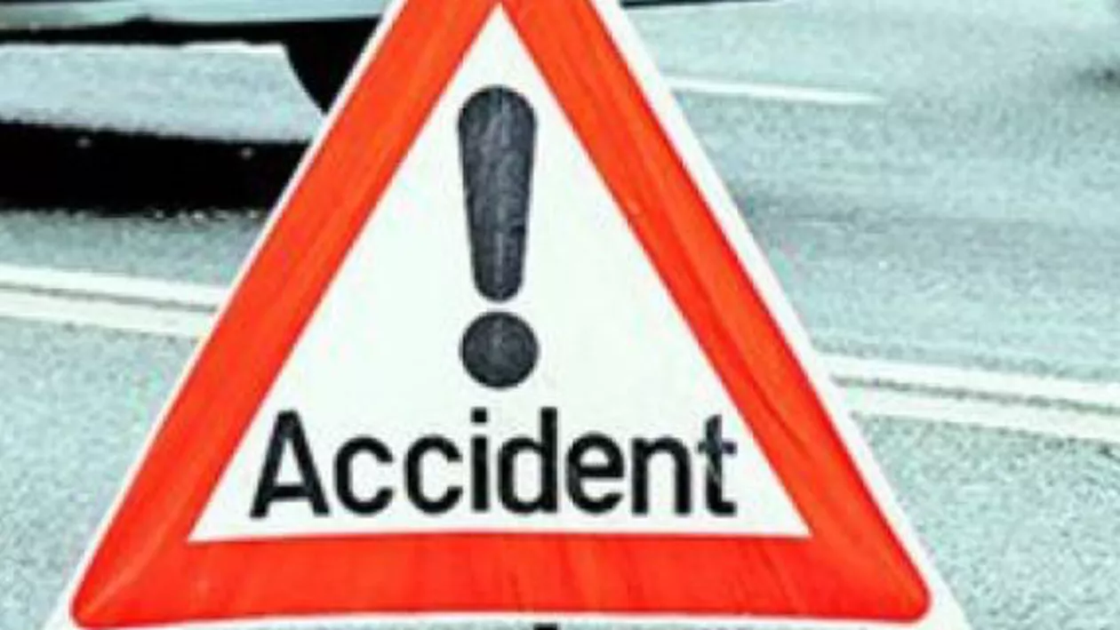 Accident în Bacău: O ambulanță în misiune a lovit un taxi ce transporta 3 bătrâni