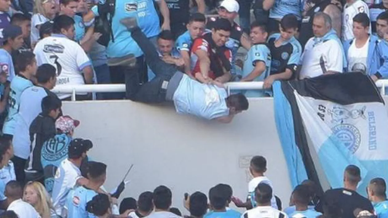 Tragedie în timpul unui meci din Argentina: Un tânăr a murit după ce a căzut de la tribună. Suporterul a fost agresat și împins de alți fani (FOTO, VIDEO)