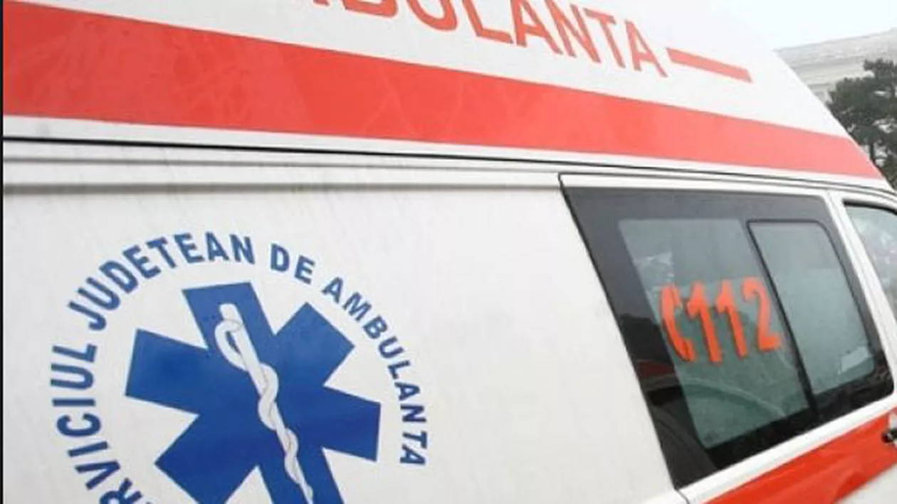 Vaslui: Ambulanță, atacată de șase indivizi cu săbii în localitatea Negrești. Cadrele medicale au luat-o la fugă (VIDEO)