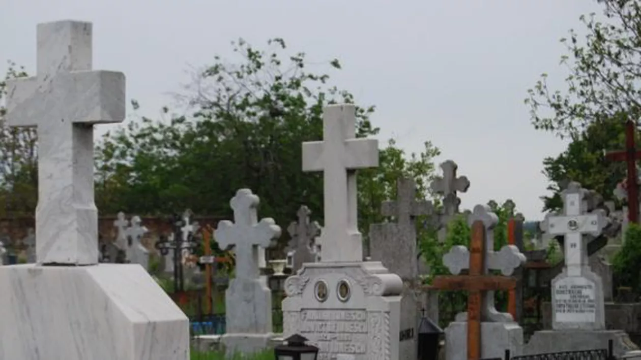 O fetiţă din Braşov a murit după ce o cruce a căzut peste ea în cimitir