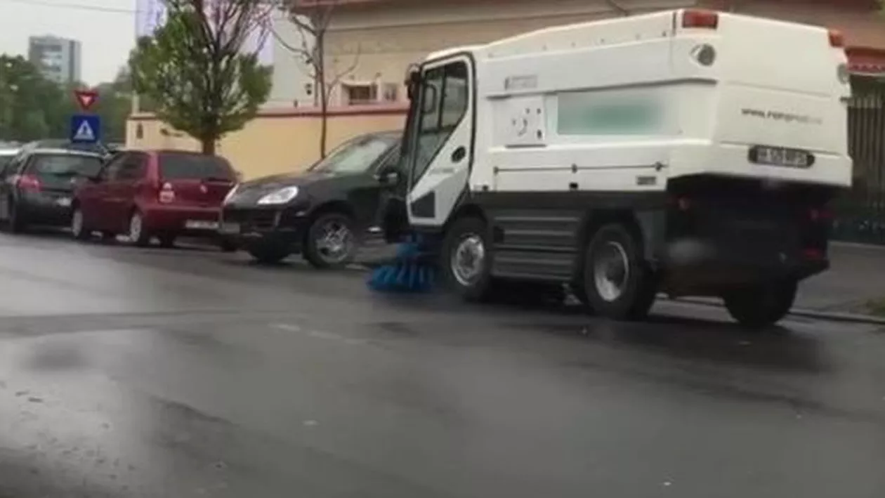 Culmea curăţeniei în Sectorul 1 din Capitală: Străzile se spală în timp ce plouă (VIDEO)