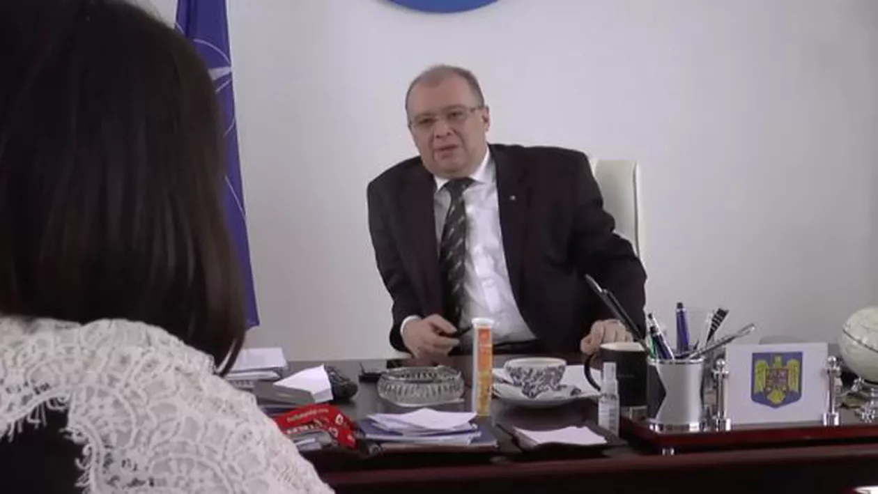 "Oamenii politici au alte reguli. Dacă vreți, dau și cu piciorul în ușă!" - IMAGINI VIDEO cu prestaţia ambasadorul Dan Mihalache într-un interviu controversat (VIDEO)