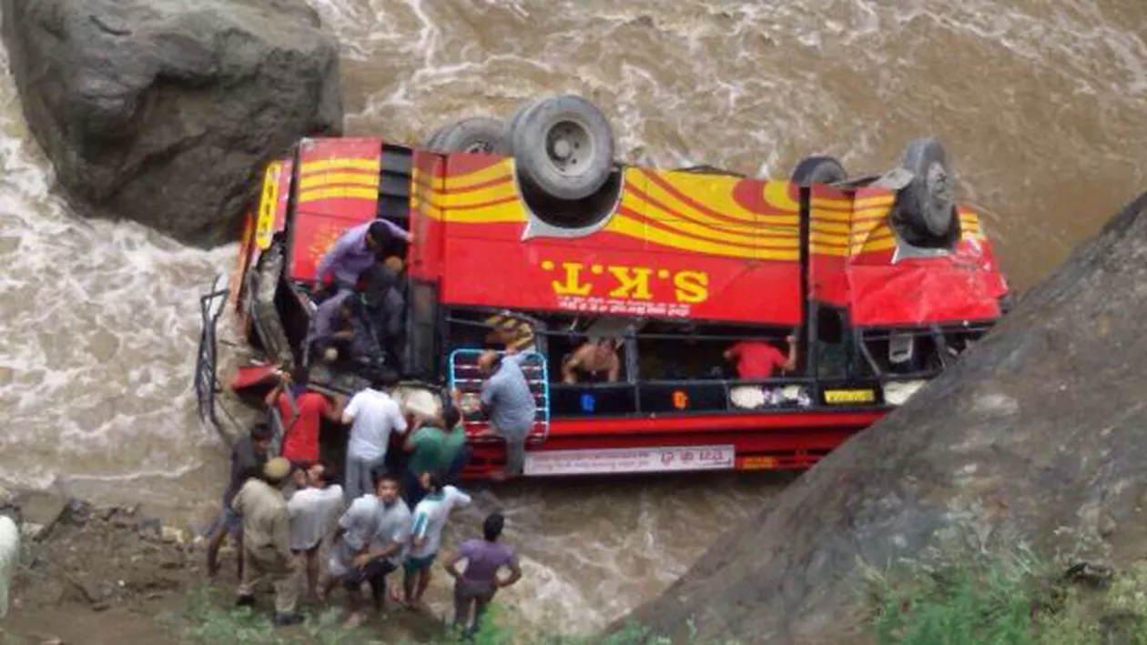 TRAGEDIE în India: Un AUTOBUZ a căzut într-un râu, 45 de morți!