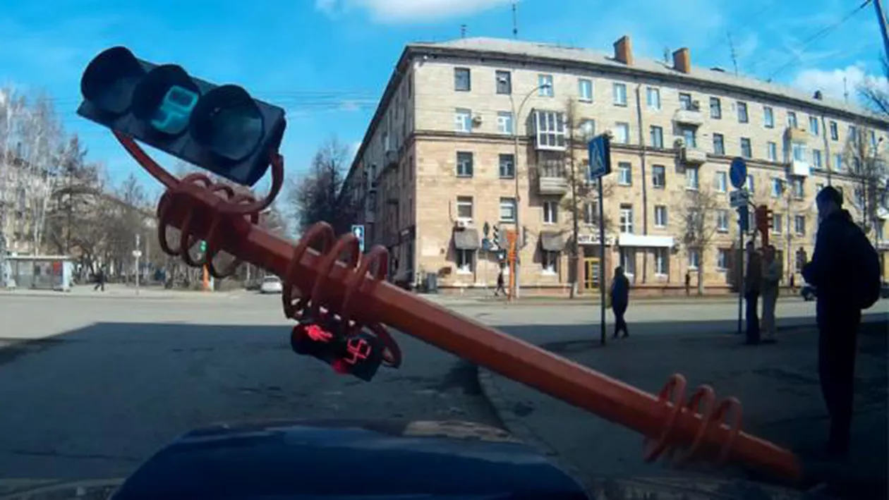 Semafor BLOCAT? Stai să vezi cum e la alții în intersecție! (VIDEO)