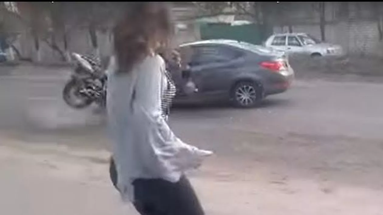 TWERK-ul pe trotuar poate genera CATASTROFE! Uite ce s-a întâmplat în Ucraina! (VIDEO)