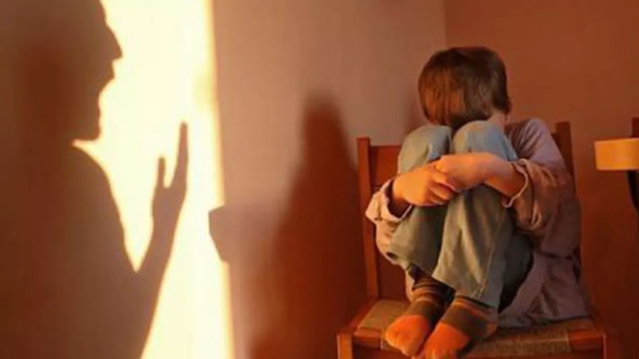 CRUZIME fără margini! O MAMĂ ȘI-A ARS COPILUL cu fierul de călcat pentru că și-a uitat temele la școală