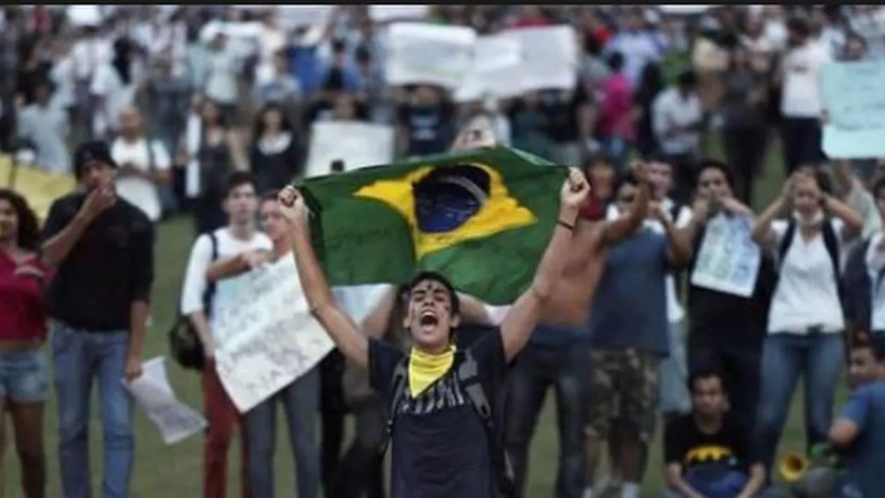 Proteste violente în Brazilia: Parlamentul, ASEDIAT DE POLIȚIȘTI! (VIDEO)