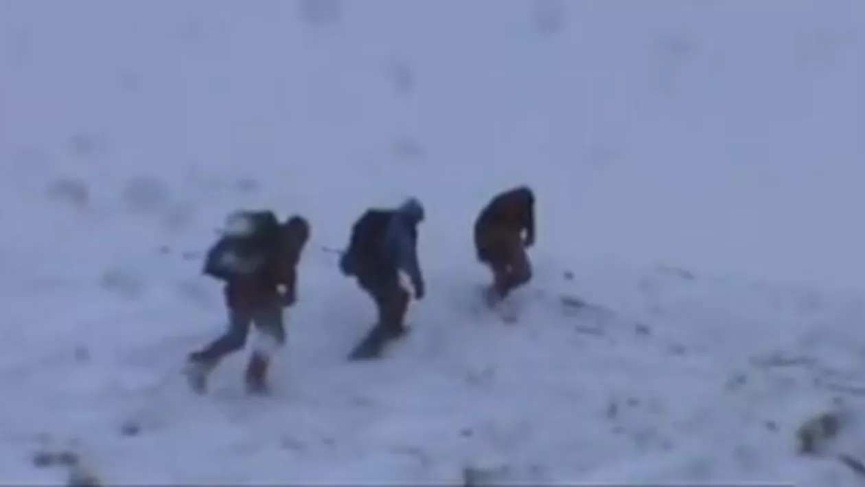 Misiune de salvare pe munte: Doi turiști din București au rămas blocați pe un traseu închis, în drum spre platoul Bucegi (VIDEO)