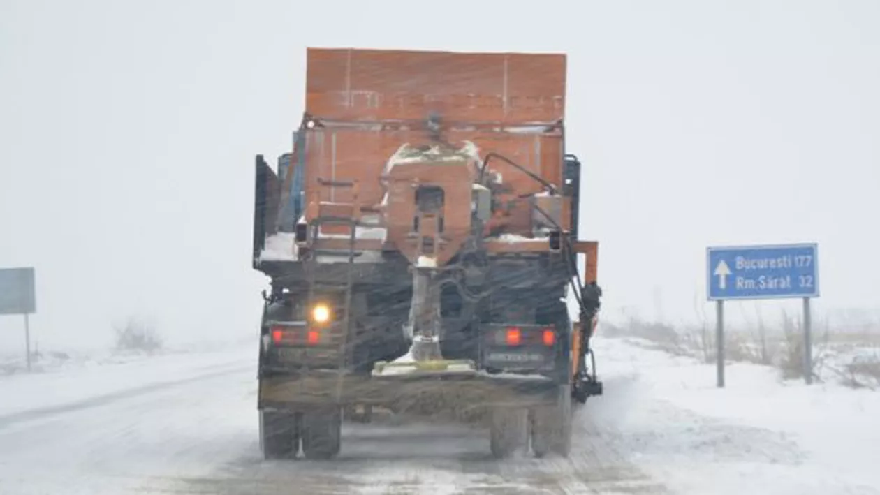 Vrancea: Trei autovehicule cu şapte persoane la bord, blocate în zăpadă pe DN 2N