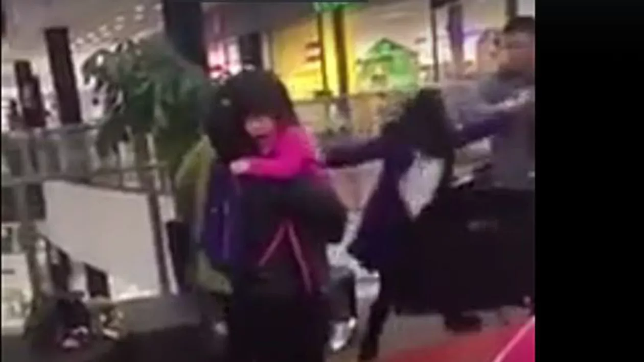 Mamă scăpată de sub CONTROL! A devenit ISTERICĂ după ce copilul ei a fost agresat de o fetiță la un loc de joacă (VIDEO)