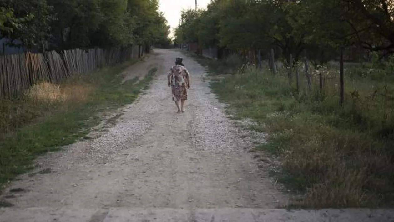 Jumătate de Românie e complet neproductivă. Milioane de oameni au plecat în străinătate pentru că la ţară nu există joburi private