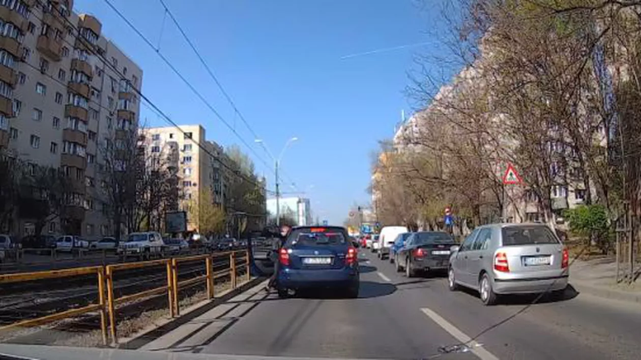 Ploaie de pumni pe un bulevard din Capitală. Un șofer a fost bătut în propria mașină, după o șicanare în trafic (VIDEO)