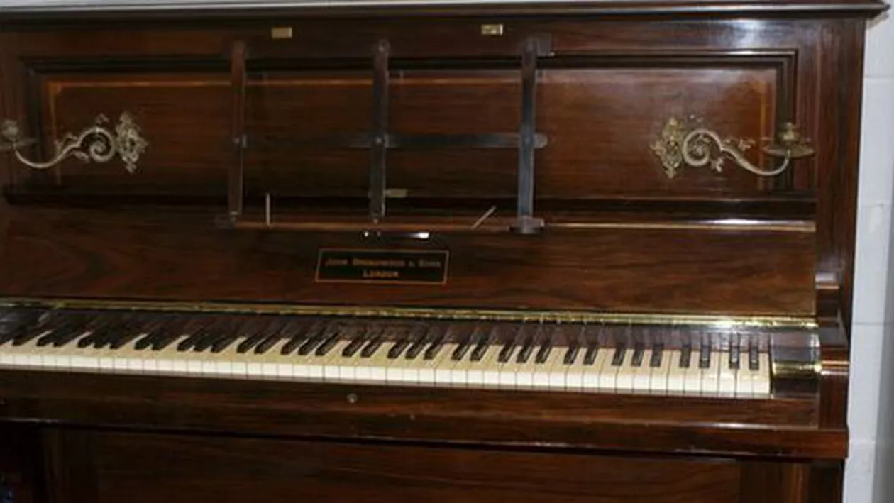 O comoară care conținea sute de monede de aur, descoperită sub clapele unei pianine (FOTO)