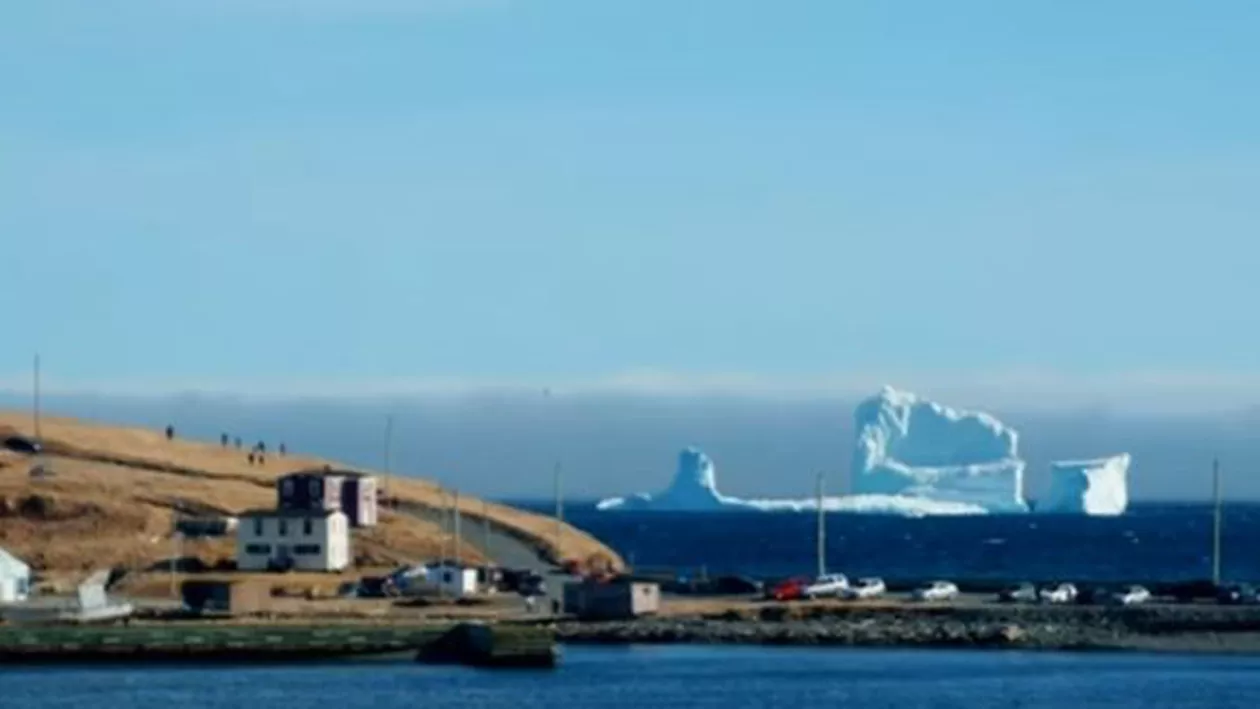 Semne îngrijorătoare ale încălzirii climatice? Locuitorii unui sat din Canada s-au trezit cu un iceberg uriaș eșuat la țărm (VIDEO)