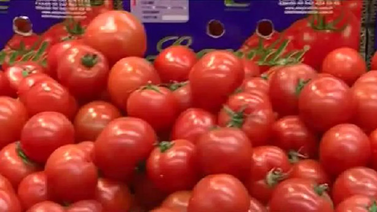 Specialiștii avertizează: În supermarketurile din ţara noastră se află un lot de roşii toxice (VIDEO)