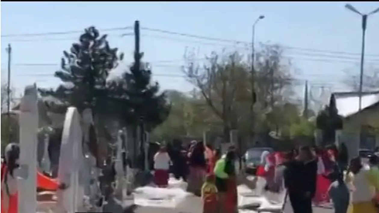 Focșani: 150 de romi s-au luat la bătaie după un grătar în cimitir (VIDEO)