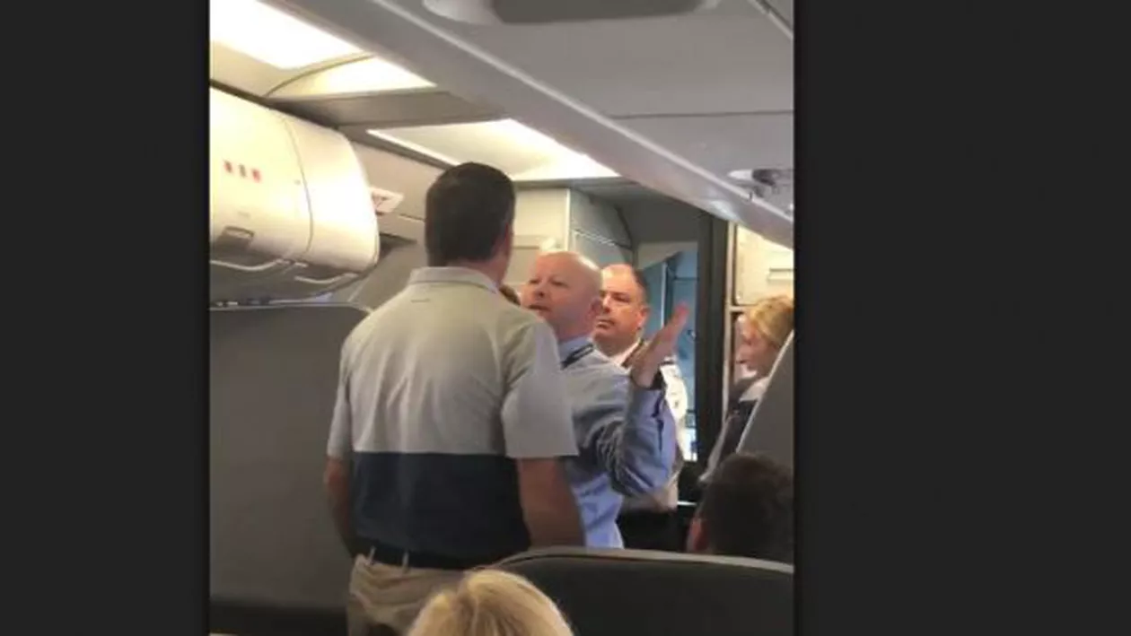 SCANDAL la bordul unui avion American Airlines: Un membru al echipajului a lovit o mamă şi a provocat un călător la bătaie (VIDEO)