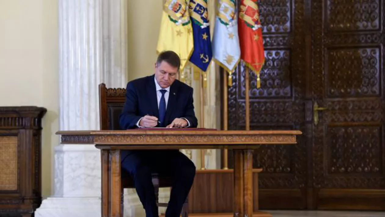 KIaus Iohannis a semnat decretele de retragere a trei decorații: Toate cele trei persoane au fost condamnate definitiv