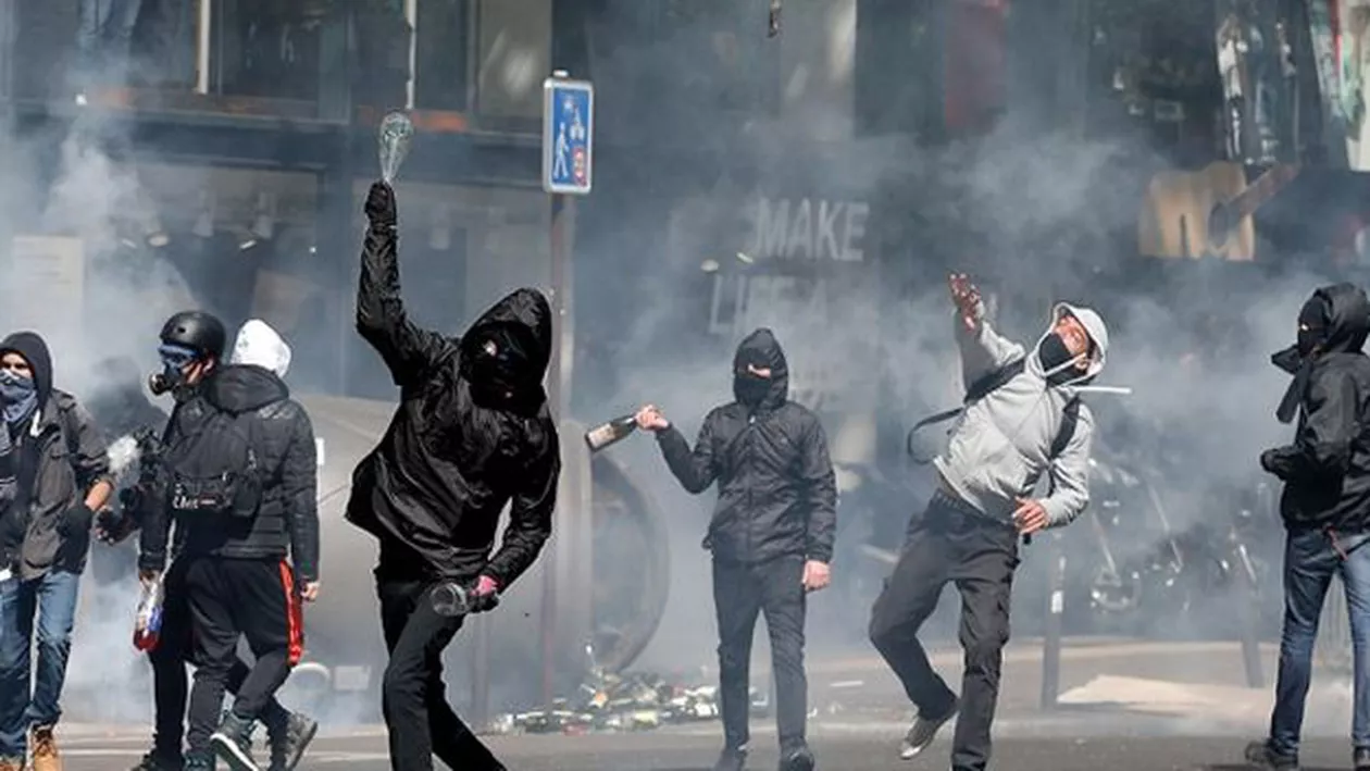 "Nici Macron şi nici Le Pen". Proteste VIOLENTE la Paris (VIDEO)
