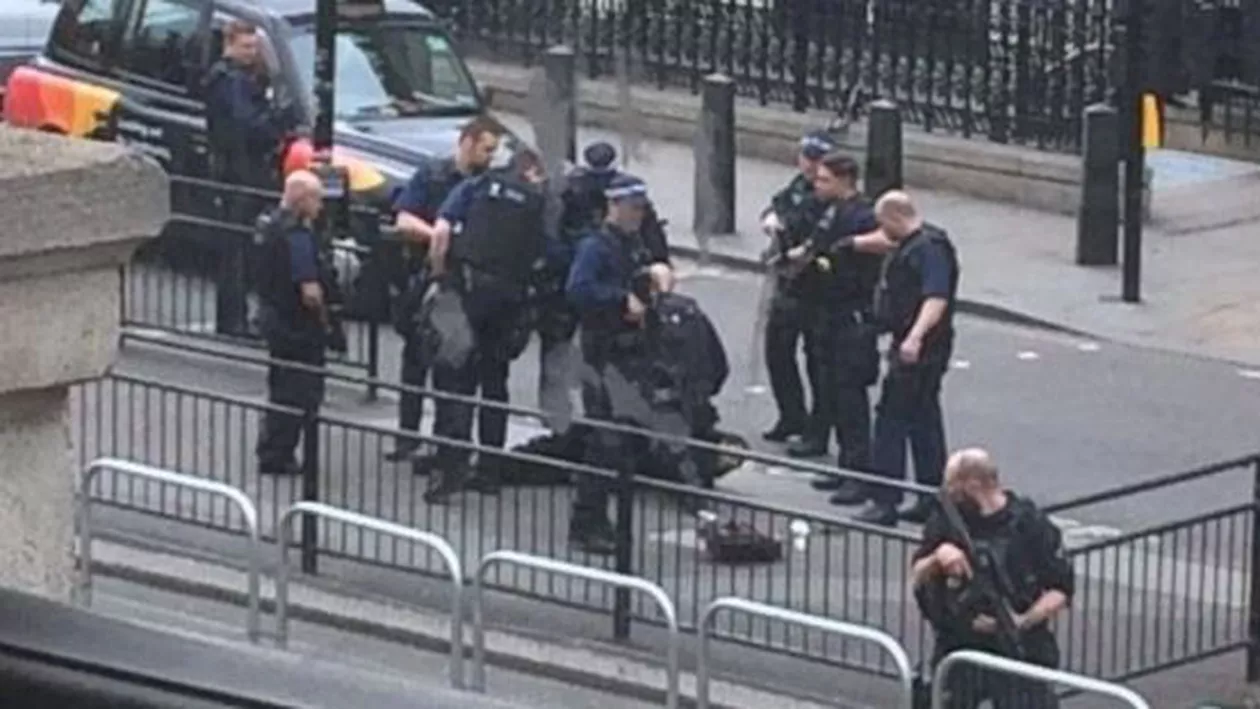 Panică la Londra: Un bărbat înarmat cu mai multe cuțite a fost arestat după ce a atacat mai mulți polițiști prezenți în fața Parlamentului (FOTO, VIDEO)