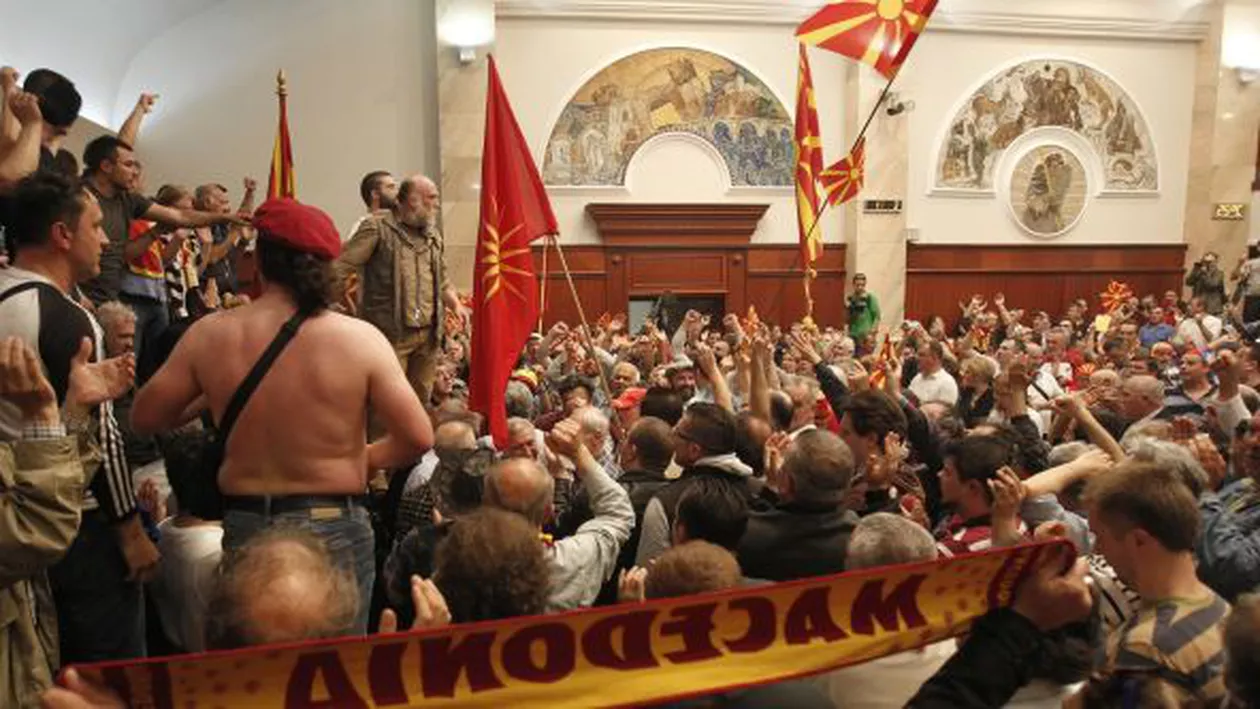 Macedonia: Parlamentul, INVADAT de protestatari. Liderul opoziției de stânga, Zoran Zaev, cu fața însângerată. UPDATE: Peste 100 de persoane au fost rănite