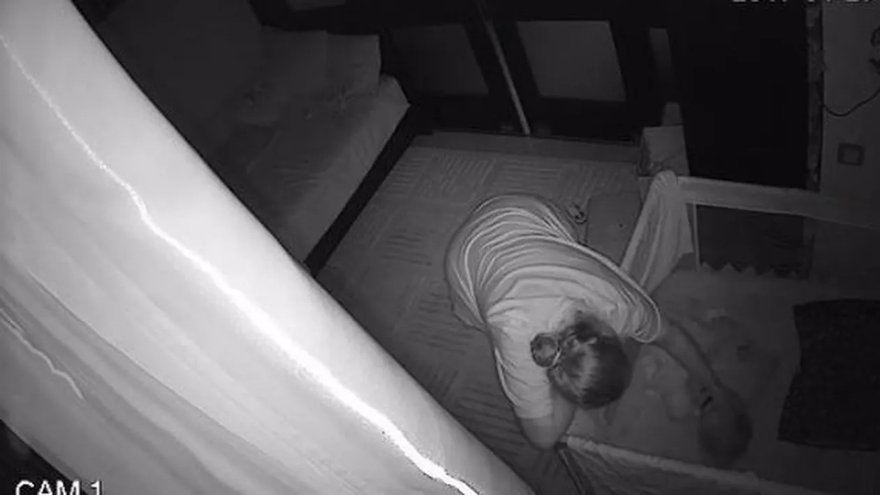 ȘOCANT! O bonă din România snopește în bătaie un copilaș de numai un an! (VIDEO)