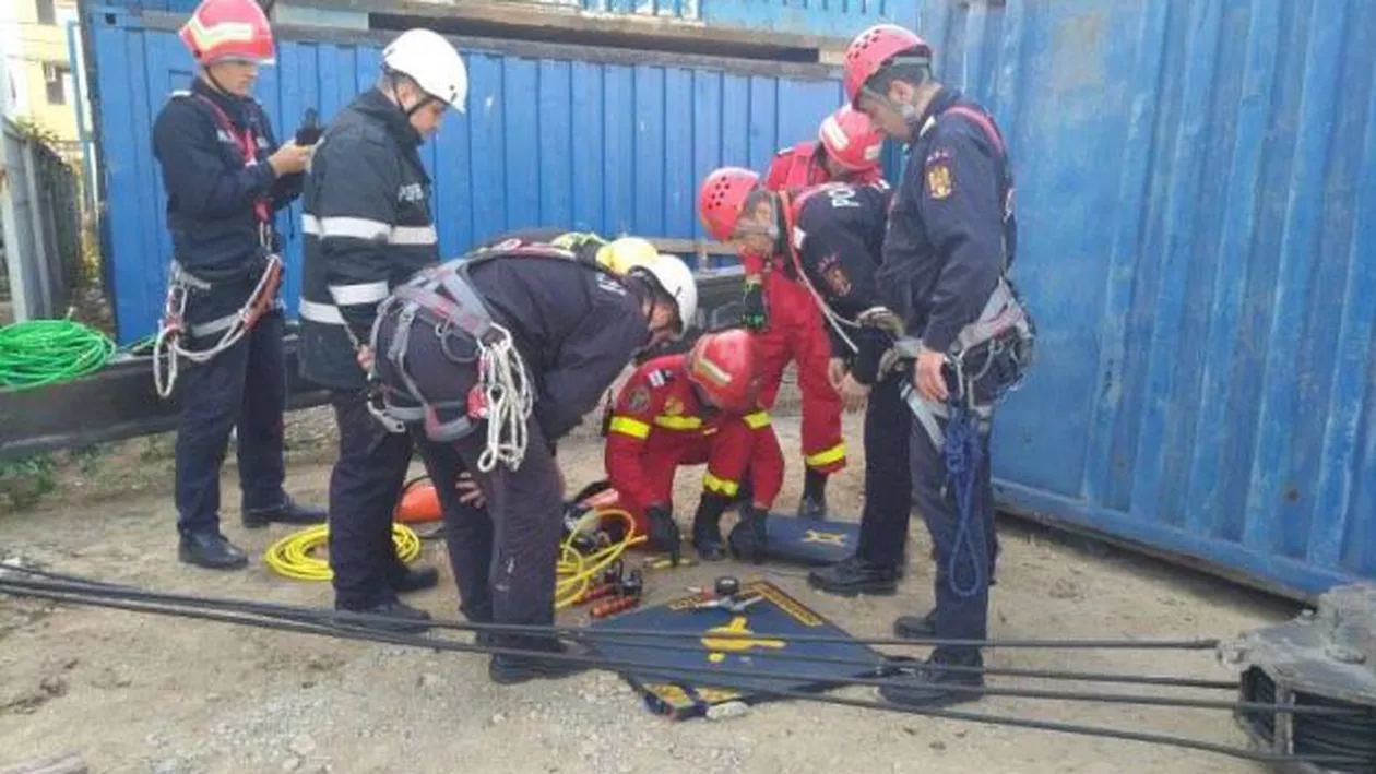 Operațiune de salvare în Capitală: Bărbatul prins sub container a MURIT (FOTO)