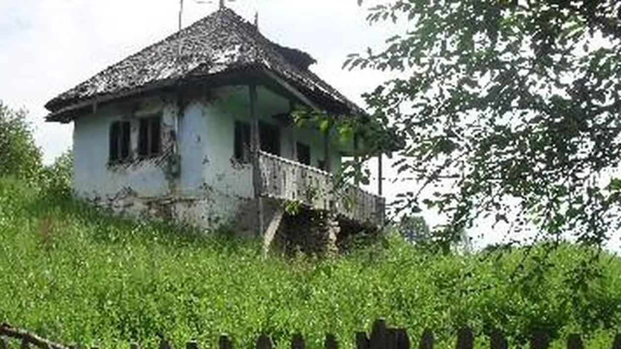 Sinucidere ȘOCANTĂ: Un bărbat din Argeș s-a spânzurat în fața locuinței sale