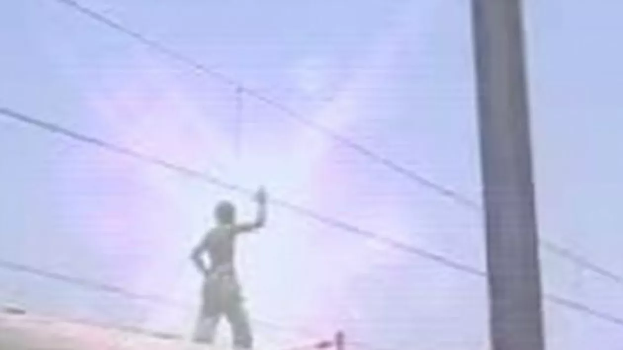 Moarte CRUNTĂ! Şi-a găsit sfârşitul ELECTROCUTAT la mii de volți