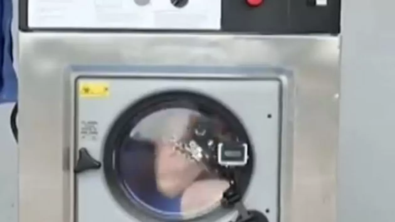 Număr inedit de magie: Un bărbat a evadat dintr-o mașină de spălat funcțională în timp ce era legat cu cătușe și lanțuri (VIDEO)