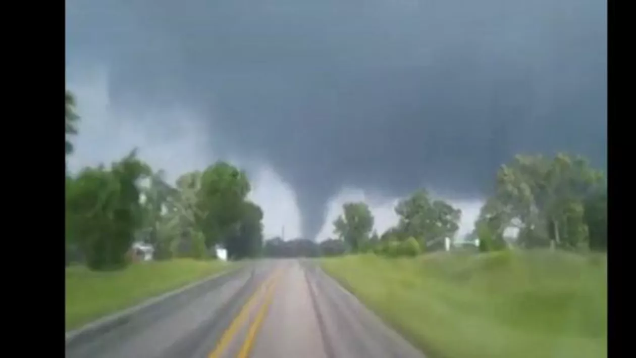 Fenomene extreme: Trei tornade au lovit statul american Texas. Cel puțin cinci persoane au murit și alte câteva zeci au fost rănite (VIDEO)