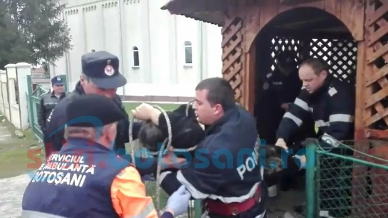 Botoșani: O bătrână a fost salvată de pompieri după ce a căzut în fântâna din curtea unei biserici (FOTO, VIDEO)