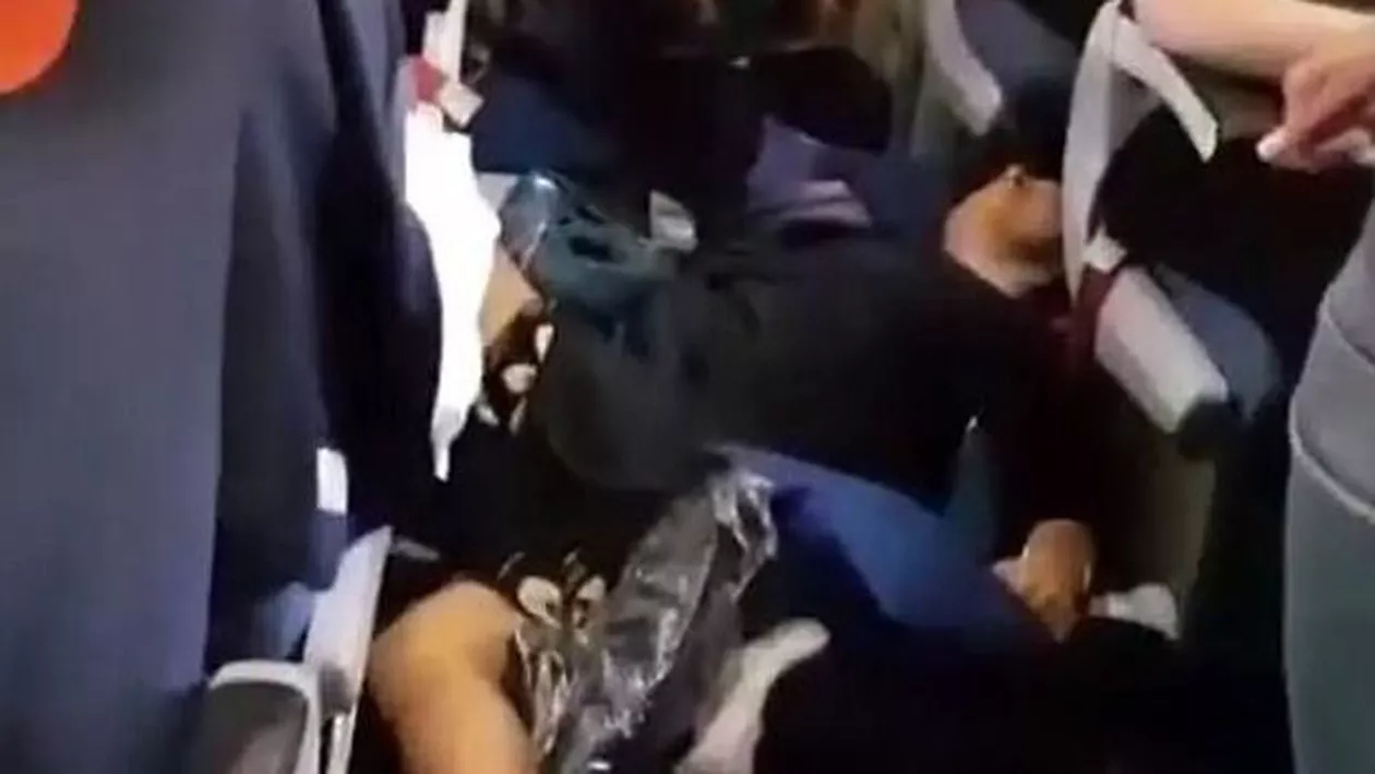 Circa 20 de pasageri, răniți în timpul unui zbor cu avionul din cauza turbulențelor. Mulți dintre ei au suferit intervenții chirurgicale