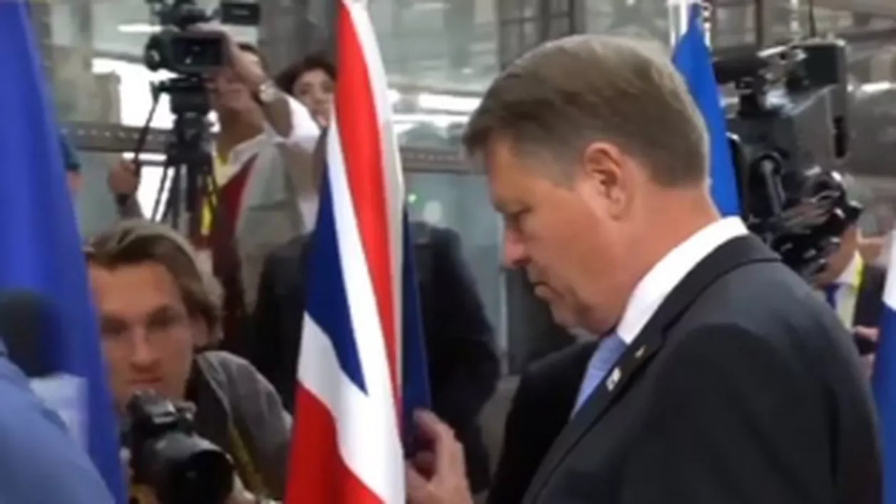 Reacțiile internauților referitoare la gestul lui Klaus Iohannis de a muta steagul Regatului Unit (VIDEO)