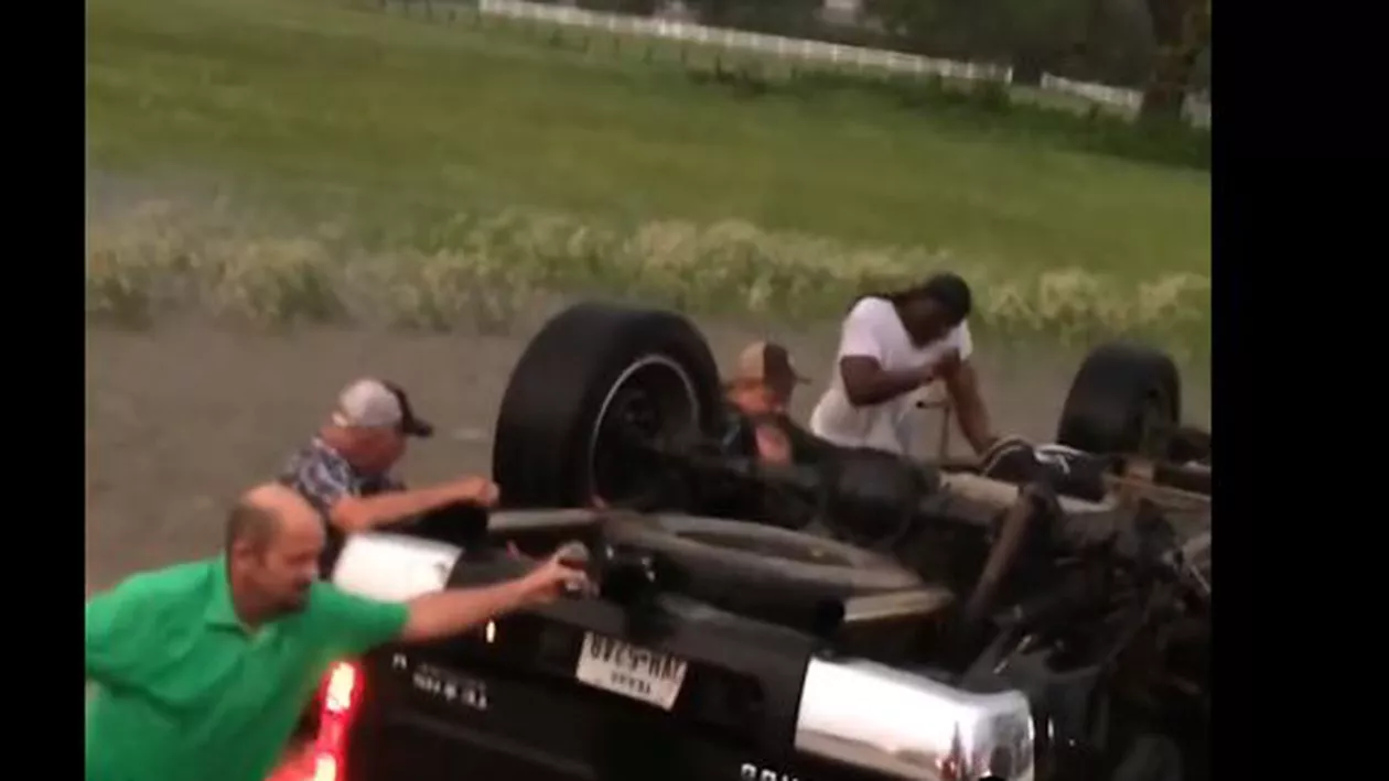 SALVARE DRAMATICĂ! Un copil a fost scos de sub o mașină care era răsturnată din cauza inundațiilor (VIDEO)