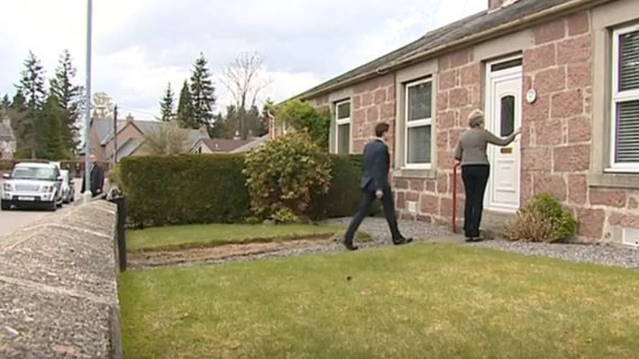 Moment JENANT pentru Premierul Marii Britanii, Theresa May! A vrut să vorbească cu alegătorii, dar NIMENI nu era ACASĂ