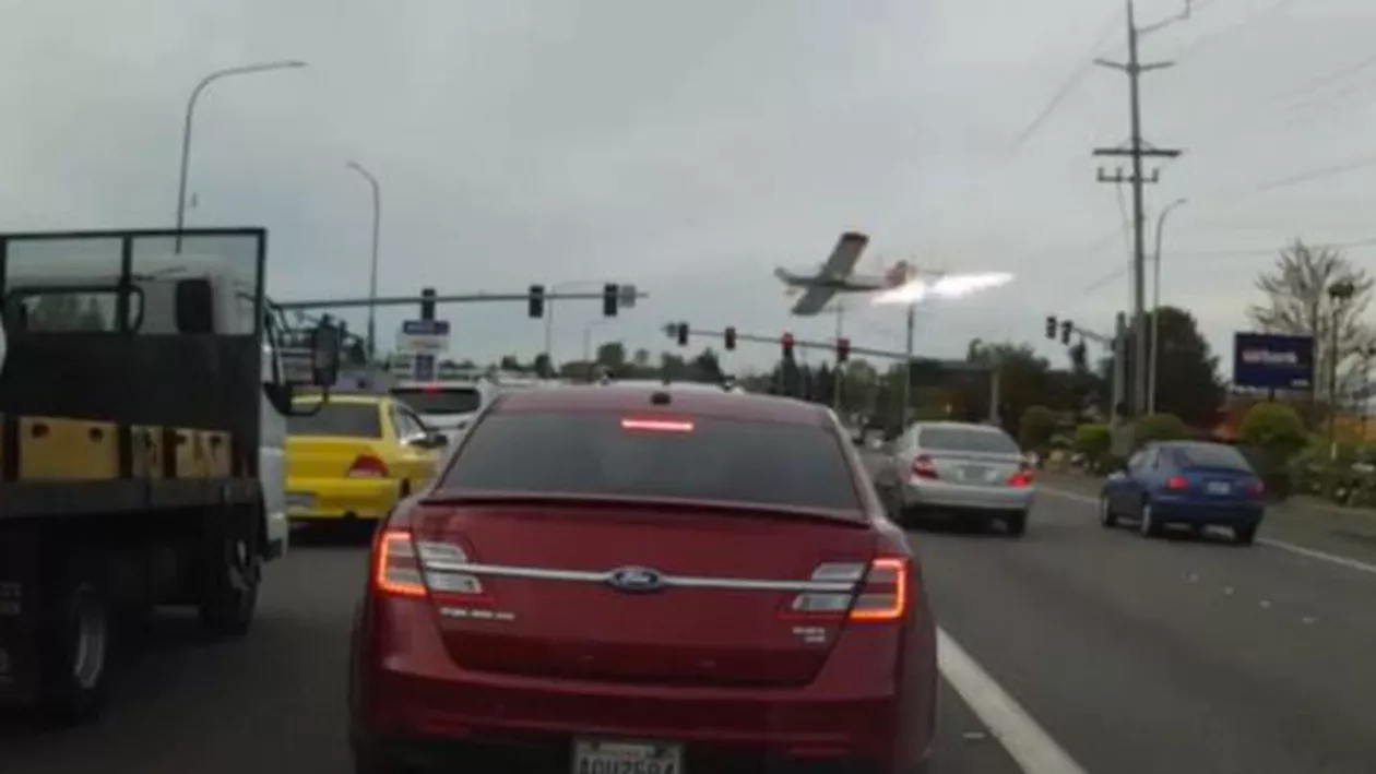 SCENE ULUITOARE în Washington! Un AVION s-a PRĂBUȘIT pe ȘOSEA (VIDEO)